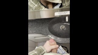 jeune minet branle sa bite dans les toilettes d’un train