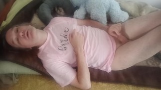 Deitado com um urso de pelúcia em uma camisa de T rosa