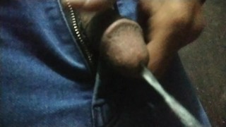 uomo che piscia 🍌💦 grossolanamente masturbandosi