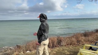 Ragazzo bianco che si gode il tempo sul Lake Ontario.
