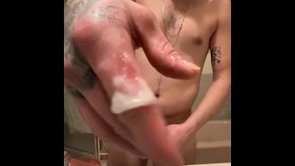 Porno kijken en masturberen voordat ik onder de douche spring💦💦