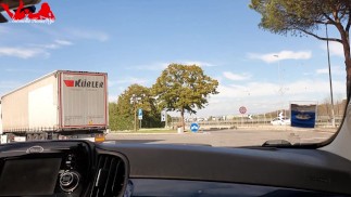 Milf rimorchiata in autostrada. Sono sposata  posso farti solo un pompino!