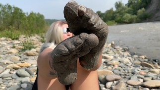 Goddess toont je haar slordige nylon voeten close-ups in gescheurde panty op de rivieroever - vuile zolen