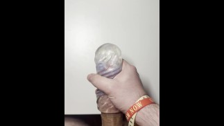 Młody Twink aktywnie szarpie swojego kutasa masturbatorem