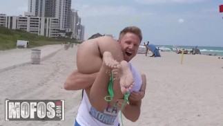 MOFOS - Ria Rox i Cleo Vixen rozebrać się podczas gry w siatkówkę plażową, a następnie podzielić się parą kutasów