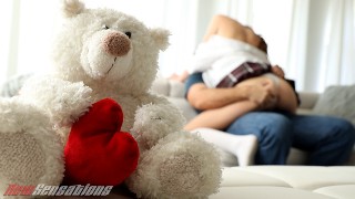 NEW SENSATIONS - Schoolmeisje Athena Heart wilde meer dan een knuffeldier op Valentijnsdag
