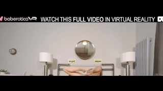 Lesbianas traviesas en solitario Anna Seal y Julia Red masturbarse con un juguete sexual todo el día, en realidad virtual.