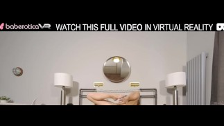 Solo stoute lesbiennes Anna Seal en Julia Red masturberen de hele dag met een seksspeeltje, in VR.