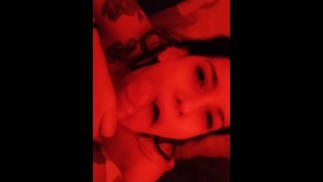 Morocha alcoholizada sale del boliche y se traga toda la leche de un desconocido