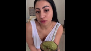 Morena muito safada só de calcinha fazendo a janta para o amante