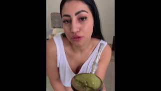 Morena muito safada só de calcinha fazendo a janta para o amante