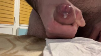 Lekker masturberen en spuiten met sperma op het einde