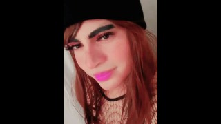 セクシーfemboy con plug monta dildo anal