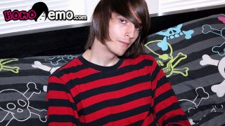 Cachonda Mikey Red estira su culo con tapón anal