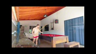 J'ai joué à un jeu sexuel avec mes amis, celui qui perdait se déshabillait.