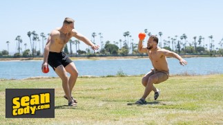 SEAN CODY - Diaken feest zijn ogen op Kyle Denton's gespierde wangen terwijl hij hem van achteren naait