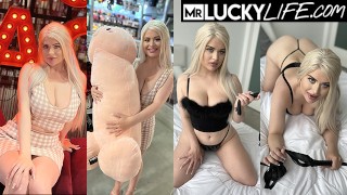 Показываю London Laurent несколько Kinky игрушек, которые она могла бы протестировать