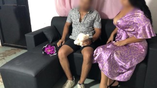 Suegra pone cachondo al novio de su hija mientras espera que salga de la ducha