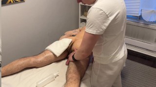 Wiszący facet podekscytował się podczas masażu z nowym masażystą.