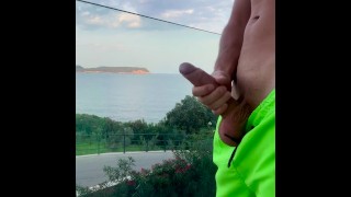 Se branler sur le balcon du premier étage à Dubrovnik pour que tout le monde voie ma grosse bite
