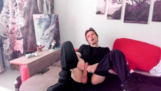 Genial y elegante masturbación masculina. Hombre guapo sacudiendo fervientemente una polla dura de roca. Masturbación sexy