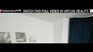 Solo linda chica Angel Jolie está frotando su twat afeitado, en realidad virtual.