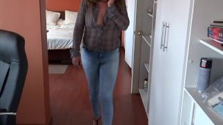 Les amis du beau-fils se branlent en me regardant le cul en jeans, je veux les baiser