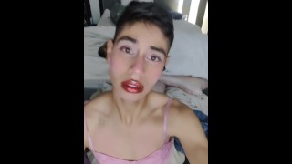 ラテン系のfemboyは自分自身をけいれん