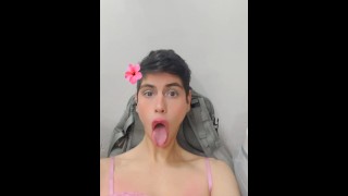 Latinaフェンボーイはディルドで自分自身をファック
