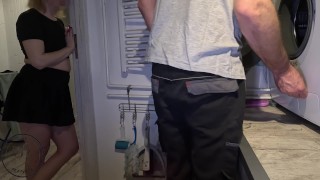 Klempner fickt junge Frau wieder, während ihr Mann bei der Arbeit ist