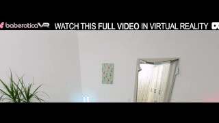 Chica en solitario, Milka Way se está masturbando en casa, en realidad virtual.