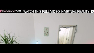 Chica en solitario, Milka Way se está masturbando en casa, en realidad virtual.
