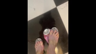 Hoge hakken Crush - Frisdrank blik voet Fetish!
