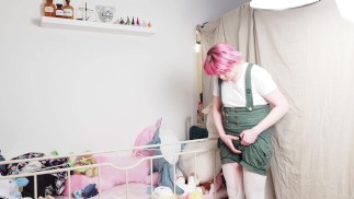 Sissy konijntje plassen in korte broek