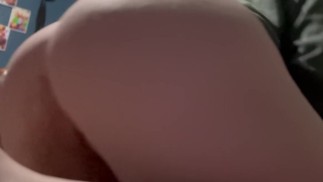 Big Booty Burnett pociera łechtaczkę przez majtki, trzęsąc tyłkiem