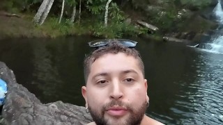Après les cours, je suis allé à la cascade avec un ami
