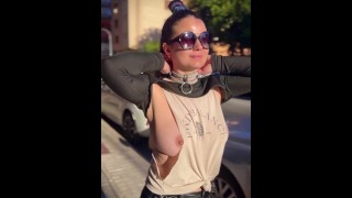 ¡Un top diminuto con un pecho enorme en el lateral! ¿Para qué usar algo?