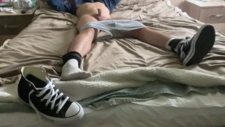 Vastgebonden met Converse en witte sokken