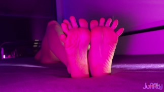 Pies calientes en acción - Éxtasis de fetichismo de pies - JuArty