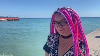 Симпатичная девушка с пляжа обсквиртовала себе лицо после двойного в каждую дырку