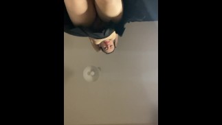 Upskirt Tease - Geen slipje met voet Fetish uitzicht!