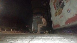Se masturbando totalmente nu em público até gozar