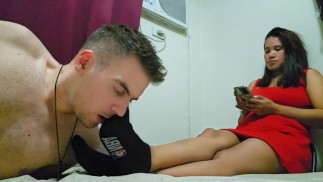 Azjatyckie śmierdzące skarpetki dają footjob swojemu niewolnikowi