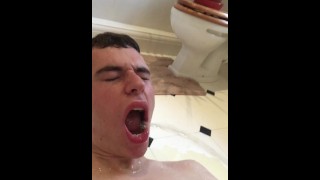 J’adore prendre une douche à la pisse !