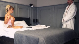 Meu meio-irmão mais velho me pegou assistindo pornografia e tentou dedilhar os aluguéis!