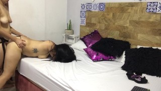我四肢着地操我女友的阴户，直到她达到高潮。