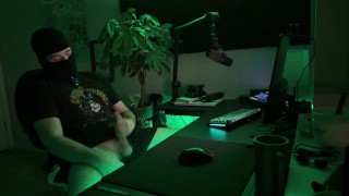 Kijken hoe je geile gamer vriendje klaarkomt * Luid kreunen en enorme cumshot *