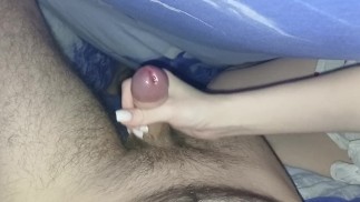 brincamos com minha meia-irmã sob o cobertor, e então ela se masturbou meu pau