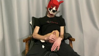 junger Kerl wichst einen dicken Schwanz und schnüffelt an Schuhen