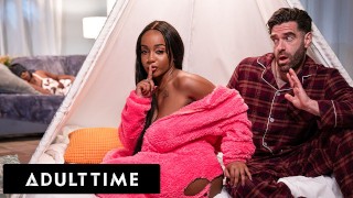 ADULT TIME - Lily Starfire verleidt stiefvader voor stiekeme neukbeurt in dezelfde kamer als stiefmoeder!